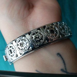 2/15$ Silver tone star bracelet